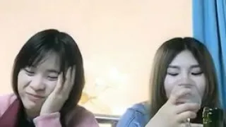 变态哥套路两个工厂妹子回家喝酒下药灌倒一块干,苗条妹子药力不够醒来拼命反抗