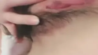 双马尾新人美少女！脸上红扑扑的！嘴比较小吃不了大JB，撩起衣服贫乳，多毛嫩穴尿尿超粉嫩