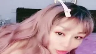 豹纹黑丝高跟诱惑风骚少妇【下篇】跟大哥激情啪啪，全程露脸让大哥草嘴深喉玩弄，从床上草到厕所干到桌子上各种抽插...