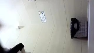 内部资源奇葩厕拍真实偷窥银行女职员尿尿意外拍到银行经理躲在厕所自慰